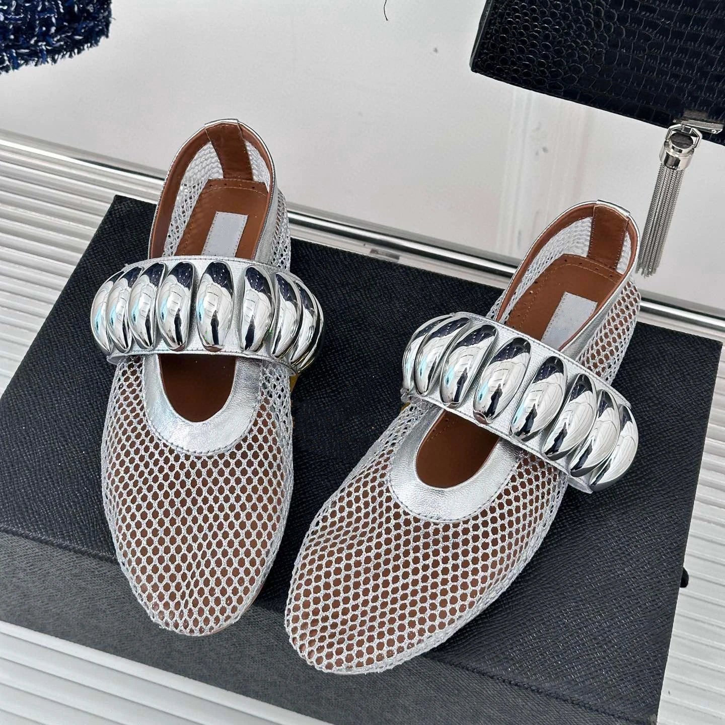 Advbridge Fashion Mesh Flat Sandals Women Hollow Designer Sandals Female Metal Buckle Rivet Ballet Round Head Breathable Mesh Pumps Women