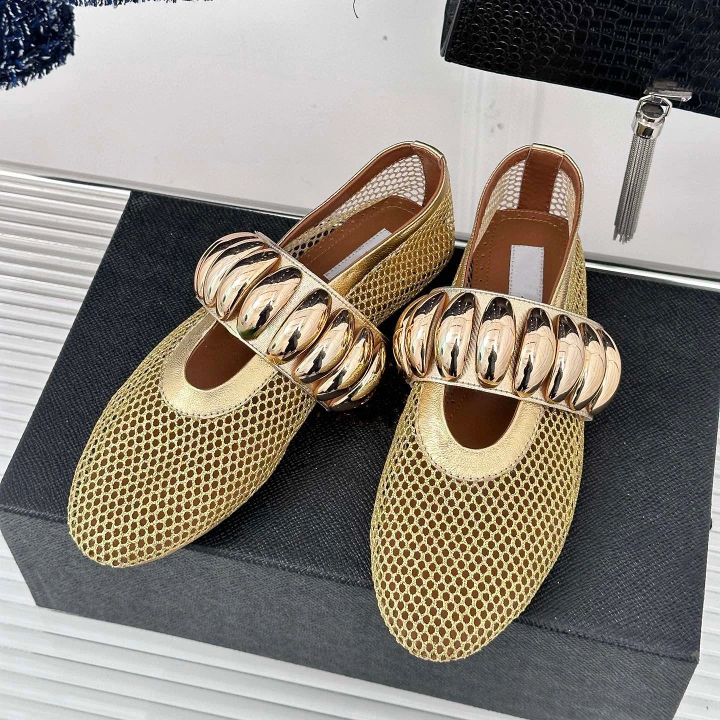 Advbridge Fashion Mesh Flat Sandals Women Hollow Designer Sandals Female Metal Buckle Rivet Ballet Round Head Breathable Mesh Pumps Women